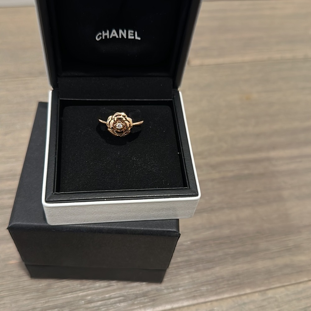 Brand new authentic Camelia ring. Size 54. 18 Rose gold with one diamond - Picture 3 of 3